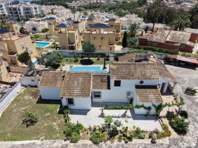 South-facing 4-bedroom detached villa in Orihuela Costa with private salt pool and spacious terrace